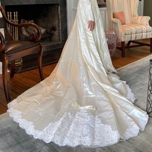 Ivory, NEVER worn, "House of Bianchi" Wedding gown, size S